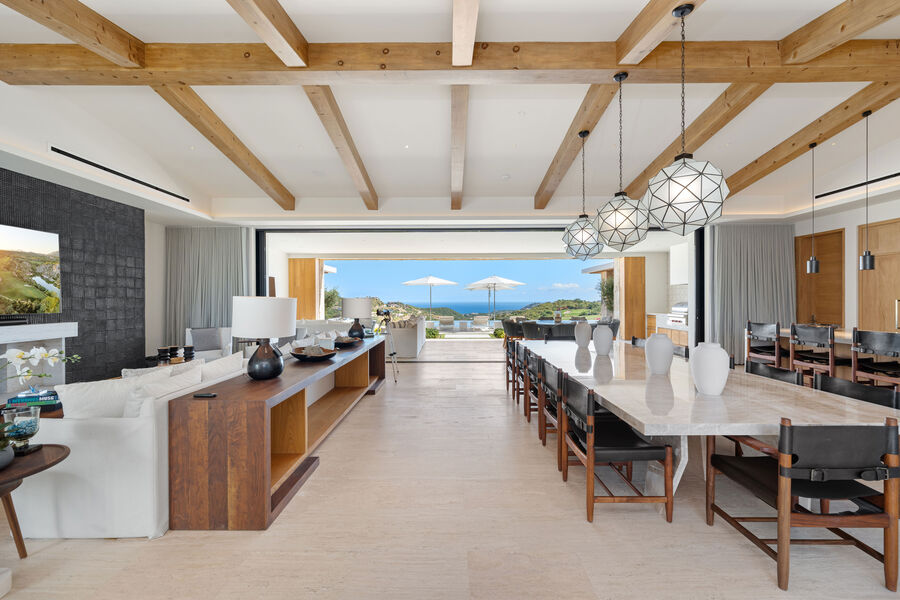 Sala de estar con vista panorámica al mar, interiorismo de lujo